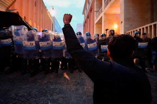 G7: Συγκρούσεις μεταξύ διαδηλωτών και αστυνομίας στο Τορίνο