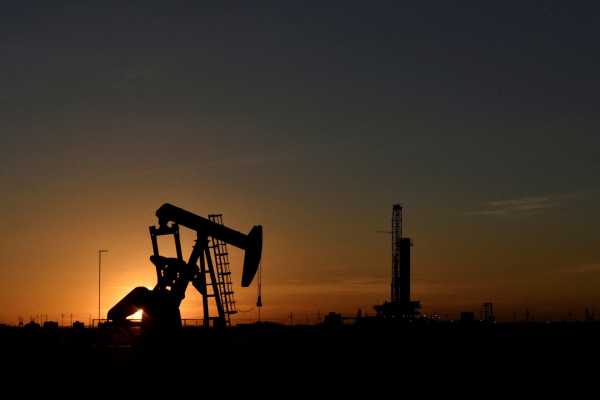Γιατι πέφτει η τιμή του πετρελαίου και η Κίνα συσσωρεύει τεράστια αποθέματα