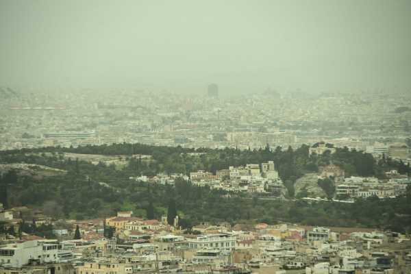 Αποπνικτικό πέπλο πάνω από την Ελλάδα: Σκόνη, γύρη και καυσαέριο προκαλούν δυσφορία