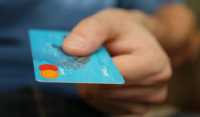 Τραπεζικές κάρτες: Στα 103 δισεκ. ευρώ ανήλθαν οι συναλλαγές το 2023 – Το «πλαστικό» χρήμα αυξάνει τις ηλεκτρονικές απάτες