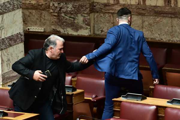 Στρ. Σιμόπουλος: Περιγράφει τη σκηνή με τις γροθιές στη Βουλή – «Σε έξαλλη κατάσταση ο κ. Φλώρος»