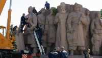 Ουκρανία: Αποσυναρμολογείται μνημείο της σοβιετικής εποχής που υμνούσε τη φιλία με τη Ρωσία